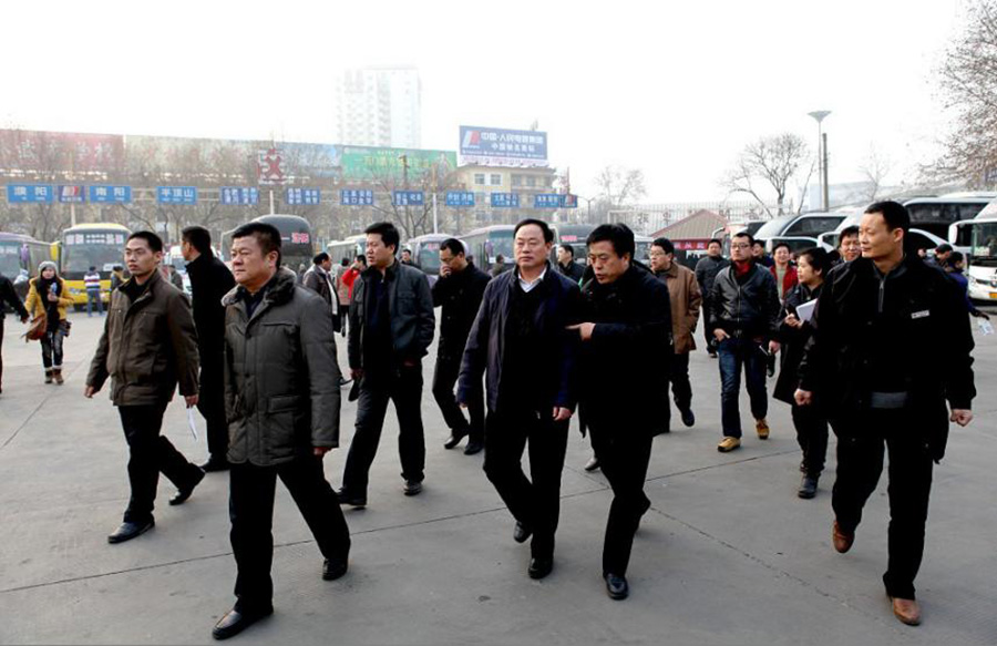 2012年1月12日，洛陽市政府副市長宋殿宇（右三）到洛陽汽車站檢查春運工作。